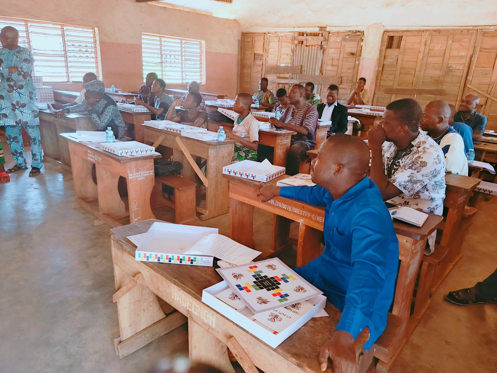 Klouékanmè éducation : Don de boîtes de jeux « LES MOTS DITS » offert par Jean Jacques Golou aux collèges publics